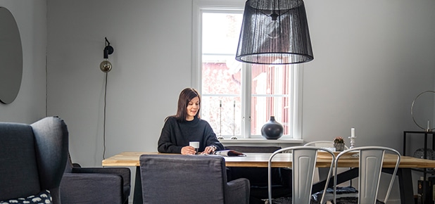 Ett fönster med bra ljusinsläpp underlättar för en person att läsa morgontidningen