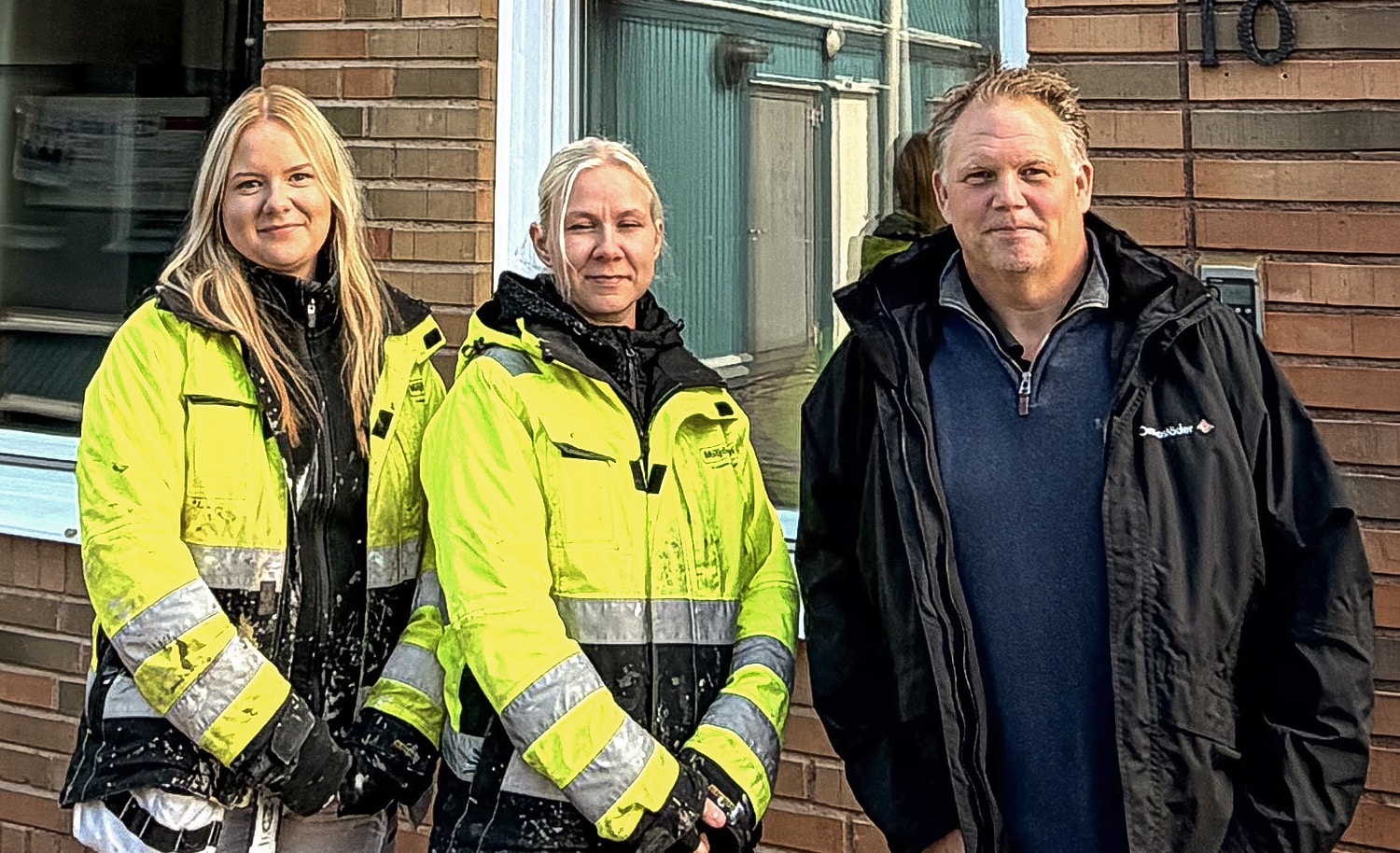Miljönärens målare Sanna och Nanny, som varit med att göra jobbet, samt Jon Wilander, fastighetsförvaltare I Orsabostäder och Orsa lokaler.