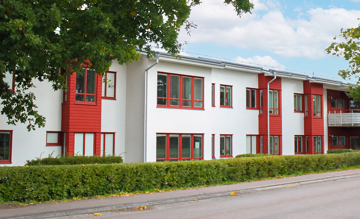 Äldreboendet Björkbacken i Säffle har fått renoverade putsfasader och utvändiga delar gjorda av Miljönären.